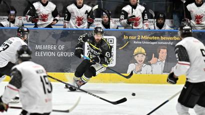 Bild: Hubert Ziegler
Benjamin Frank (Mitte) hilft beim ERSC Amberg aufgrund der Personalsorgen aus.