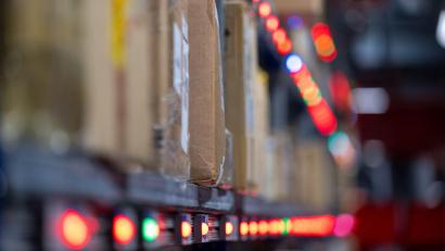 Bild: Hendrik Schmidt/dpa
Der deutsche Zoll untersucht Pakete an Flughäfen stichprobenartig.