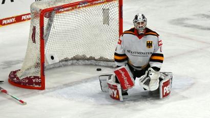 Bild: Markus Lenhardt/dpa
Keeper Dustin Strahlmeier hatte gegen Österreich Pech.
