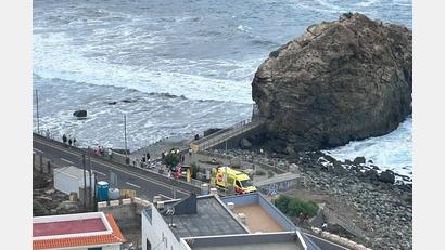 Bild: 112 Canarias/dpa
Die bei Urlaubern beliebten Kanarischen Inseln vor der Westküste Nordafrikas werden im Herbst und Winter oft von sehr hohen Wellen getroffen, die durch Stürme weit draußen im Atlantik entstehen. Für Menschen, die sich an Hafenmauern oder auf Uferpromenaden aufhalten, kann das verheerende Folgen haben.