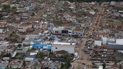 Bild: Jonathan Campos/Parana Government/AP/dpa
Drohnenaufnahmen zeigten ganze Stadtteile in Trümmern. (Handout)