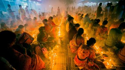 Bild: Rayhan Ahmed/ZUMA Press Wire/dpa
Bangladeschische Hindu-Anhänger sitzen bei Kerzenlicht und beten zu Gott im Shri Shri Lokanath Brahmachari Ashram Tempel in Narayanganj während des religiösen Festes Kartik Brati.