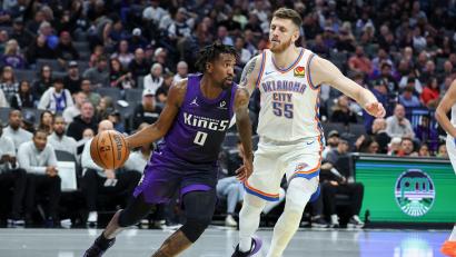 Bild: Sara Nevis/FR172113 AP/AP/dpa
Isaiah Hartenstein dominierte beim Sieg über Sacramento mit 33 Punkten.