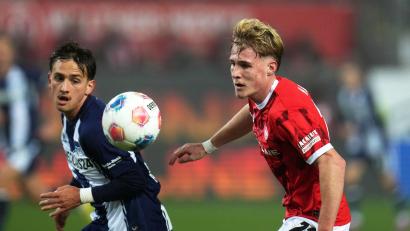 Bild: Thomas Frey/dpa
Kaiserslauterns Mika Haas (r) und Herthas Michal Karbownik im Zweikampf.