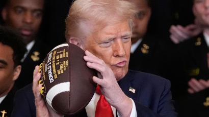 Bild: Alex Brandon/AP/dpa
Am Sonntag will Trump ein Spiel der Commanders im Stadion mitverfolgen. (Archivbild)