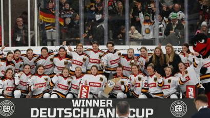 Bild: Markus Lenhardt/dpa
Das Frauen-Nationalteam feiert erneut den Sieg beim Deutschland Cup