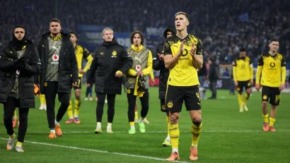 Bild: Christian Charisius/dpa
Erlebte im Spiel beim HSV einen Schreckmoment: BVB-Nationalspieler Nico Schlotterbeck (vorne, r).