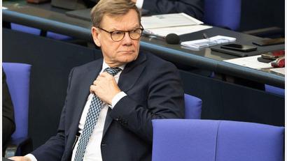 Bild: Alicia Windzio/dpa
Außenminister Johann Wadephul (CDU) wollte eigentlich per Regierungsflugzeug zu einem Gipfeltreffen nach Kolumbien reisen. Weil es einen Defekt an der Maschine gab, muss er umplanen und zunächst Linie fliegen. (Archivbild)