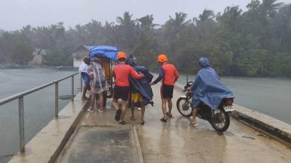 Bild: Uncredited/PHILIPPINE COAST GUARD/AP/dpa
Die Menschen wappnen sich für den Sturm.