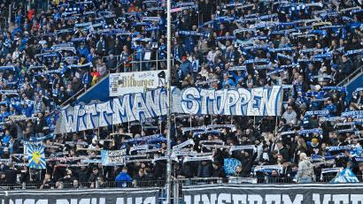 Bild: Uwe Anspach/dpa
Fans der TSG Hoffenheim zeigten beim Heimspiel gegen RB Leipzig ihren Unmut über Spielerberater Roger Wittmann.