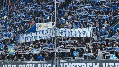 Bild: Uwe Anspach/dpa
Hoffenheimer Fans protestierten beim Spiel gegen Leipzig gegen Spielerberater Roger Wittmann.