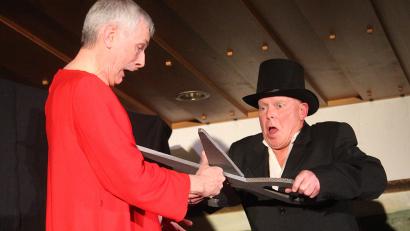 Bild: Hirsch
Der Schneider zwickt dem Daumenlutscher Konrad den Finger ab. Diese Szene aus dem "Struwwelpeter", hatte der Theaterverein Wernberg-Köblitz am Wochenende im "Zehentbartl" im Programm.