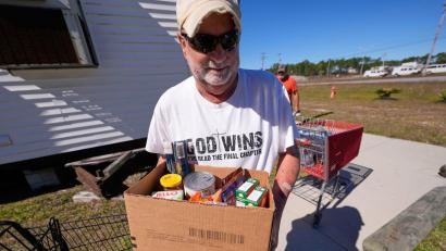 Bild: Lynne Sladky/AP/dpa
Wegen der unsicheren Lage spenden viele Amerikaner nun Lebensmittel - wie hier im Bundesstaat Missouri. (Archivbild)