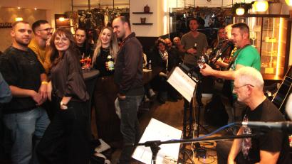 Bild: Hirsch
Blick in das "Süße Eck": Dort drängten sich die Leute gut gelaunt um die Live-Band "Schmex", die sich mit ihren Songs durch die Musikgeschickte coverte.