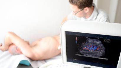 Bild: Maurizio Gambarini/dpa
Ein Mediziner untersucht die Niere eines Patienten mit einem Ultraschallgerät