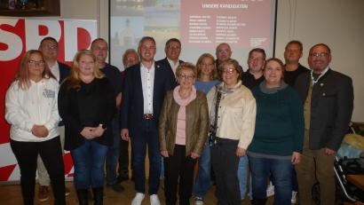 Bild: bk
Als Bürgermeisterkandidat führt Andreas Solter (Sechster von links) die Gemeinderatsliste an. Nicht im Bild: Melis Simsek und Thomas Krauß. Links: Wahlleiter Gregor Forster.