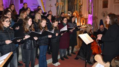 Bild: jr
Der Chor „Grazie A Dio“ präsentierte mit Chorleiterin Michaela Burger ein beeindruckendes Benefizkonzert in der Leonberger Pfarrkirche.