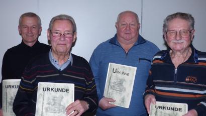 Bild: Dagmar Deutschländer
Raimund Wenzl, Josef Hoffmann, Manfred Schiller und Herbert Eger (von links) gehören zu den langjährige Mitglieder der Postbaugenossenschaft, die nun geehrt wurden.