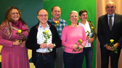 Bild: Hirsch
Optimistisch gehen die Spitzenkandidaten der Schwandorfer Grünen in den Kommunalwahlkampf (von links): Anja Wilhelm, Christoph Beck, Paul Groß, Miriam Pöhlmann und Sabine Ernst. Rechts steht Landtagsabgeordneter Jürgen Mistol.