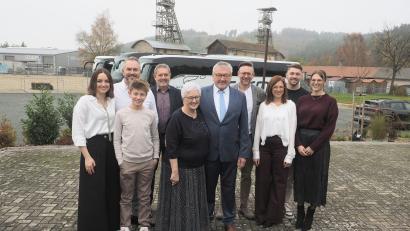 Bild: kek
Günther und Brigitte Cermak (Mitte) feiern Goldene Hochzeit und blicken dabei auch auf eine erfolgreiche Familiengeschichte zurück.