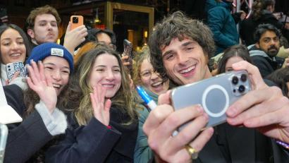 Bild: Soeren Stache/dpa
Nahbar, lieb, süüüüß: Schauspieler Jacob Elordi macht auch mal Selfies mit Fans.