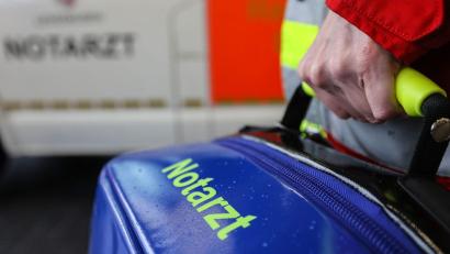 Bild: Oliver Berg/dpa
Ein Notarzt versorgte den Mann. (Symbolbild)