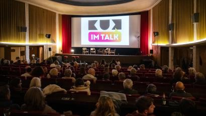 Archivbild: Simon Wiesner     phoenix moments
Am Donnerstag fand im Amberger Ringtheater eine "KuK im Talk"-Veranstaltung mit dem Titel "Let the Music Play - Akutelle Themen der Amberger Musikszene" statt.