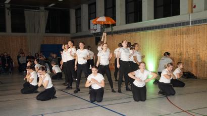 Bild: wel
Die Prinzengarde lässt mit dem Schautanz "Sonne, Mond und Sterne" erahnen, wie gut das erst mit Kostümen aussehen könnte..