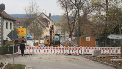 Bild: kek
Das letzte Teilstück der Sanierung der Unteren Vorstadt zwischen Einfahrt zum Lebensmitteldiscounter und dem Klosterweg in Auerbach soll demnächst fertig werden. Die Sperrung wird voraussichtlich am 1. Dezember aufgehoben.