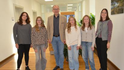 Bild: Dieter Jenß
Vorstellung des neuen Kemnather Christkindes Emma Schultes (Zweite von links) durch Bürgermeister Roman Schäffler und Nina Lang (rechts), zuständig für Stadtmarketing/Tourismus. Zum himmlischen Quartett gehören die Engel Kimberly Wehlmann (links) sowie Elena Groß (Dritte von rechts) und Mila König.