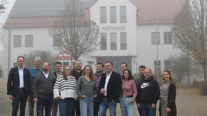 Bild: Elfriede Winter 
Die Gemeinderatskandidaten der Freien Wählergemeinschaft Edelsfeld und Umgebung stellen sich auf der Nominierungsversammlung vor.