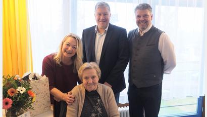 Bild: kek
Karin Müller aus Auerbach (sitzend) freut sich über die Glückwünsche zum 80. Geburtstag.