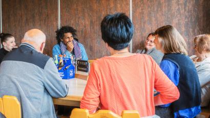 Bild: Andreas Hofstetter
"Er kann gut zuhören - und er hat Humor!" Diese ersten Eindrücke hatte die Gruppe der Neuen Auftraggeber beim persönlichen Kennenlernen mit Julian Warner (3. von links).