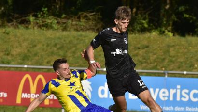 Bild: mhs
Leonid Scheffer (rechts, Szene aus einem Spiel gegen Wenzenbach) war beim Schwarzenfelder 3:0-Sieg in Hainsacker zweifacher Torschütze.