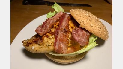 Bild: Michael Schiffer
Lecker mariniert wird die Hähnchenbrust für den Burger.