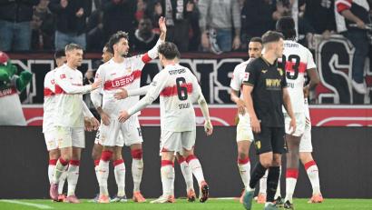 Bild: Bernd Weißbrod/dpa
Die Stuttgarter feiern den Sieg gegen den FC Augsburg.