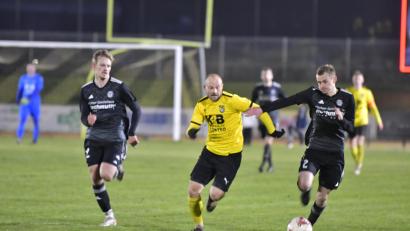 Bild: Hubert Ziegler
Friedrich Lieder (Mitte) avancierte gegen den FC Wernberg einmal mehr zum Matchwinner des Tabellenführers.