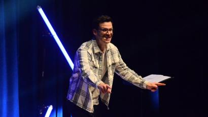 Bild: Kunz
Martin Frank fühlt sich bei seinem Auftritt in der Weidener Max-Reger-Halle sichtlich wohl.