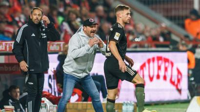 Bild: Andreas Gora/dpa
Baumgart (M.) ärgerte sich über die VAR-Entscheidung.