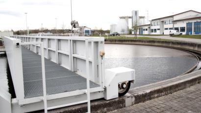 Bild: Hirsch
Die Gemeinden Schwandorf und Wackersdorf betreiben eine gemeinsame Kläranlage und investieren in die Sanierung der Faultürme (im Hintergrund) knapp zwei Millionen Euro.