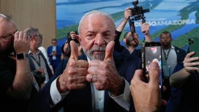 Bild: Eraldo Peres/AP/dpa
Verbreitet Zuversicht und strahlt Entschlossenheit aus: Brasiliens Präsident Lula.