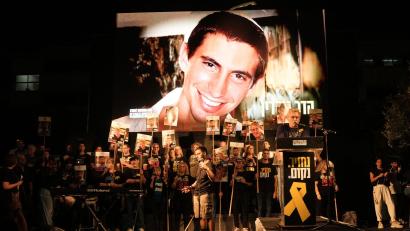 Bild: Mahmoud Illean/AP/dpa
Der 2014 getötete Soldat Hadar Goldin ist eines von vielen Opfern der Hamas.