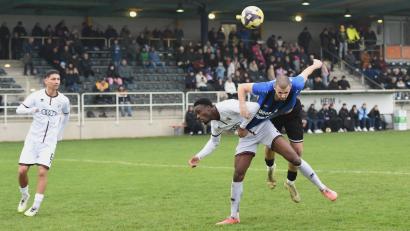 Bild: Gerhard Büttner
Es ging richtig zur Sache: Hier ein Kopfballversuch von SpVgg-SV-Stürmer Jahi Sylejmani (rechts). Die Weidener verloren gegen den FC Ingolstadt II mit 0:3.