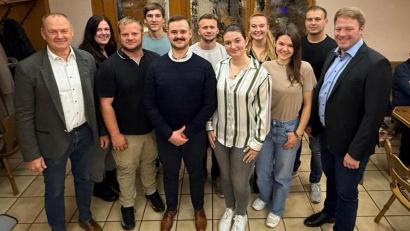 Bild: bö
Die Junge Union Ebermannsdorf ist bei der Kommunalwahl am 8. März 2026 erstmals mit einer eigenen Liste dabei. Dazu gratulierten Bürgermeister Erich Meidinger (links) und JU-Kreisvorsitzender Henner Wasmuth (rechts).