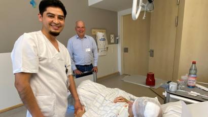 Bild: Völkl
Carlos Verdeja Santos, im Bild mit Pflegedirektor Frank Hederer, arbeitet seit sechs Jahren als Pflegekraft im St. Barbara Krankenhaus in Schwandorf. Für die Patienten "bin ich der Mexikaner", lacht er.