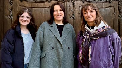 Bild: Peter Ringeisen
Neben Bianca Kruppa (rechts), der Mediatorin des Projekts, kamen zwei der Neuen Auftraggeberinnen zum Pressegespräch: Jenny Edel (links), die die Rhythmische Sportgymnastik beim Inter Bergsteig leitet, und Kerstin Frey, die als Lehrerin an der Barbara-Grundschule unterrichtet.