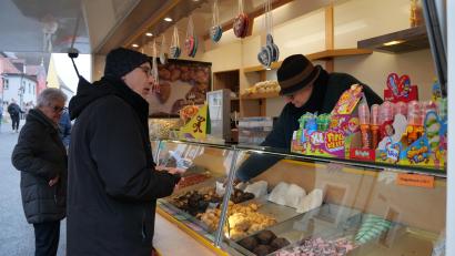 Bild: Julia Benkhardt [jbe]
Die Süßigkeiten von Gabi Gehr (rechts) waren an diesem Marktsonntag sehr beliebt, auch der Erbendorfer Pfarrer Martin Besold (Mitte) stattete dem Marktstand einen Besuch ab.