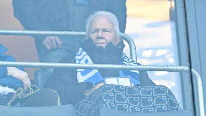 Bild: Uwe Anspach/dpa
Hoffenheims Mäzen Dietmar Hopp muss sich Fanproteste gegen seinen Freund Roger Wittmann ansehen.