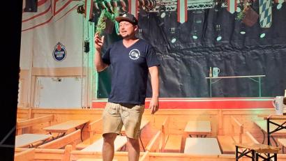 Bild: wel
Alfons Doppelhammer alias "Fonse" strapazierte die Lachmuskeln der Gäste im Vereinsstodl in Dauerschleife.