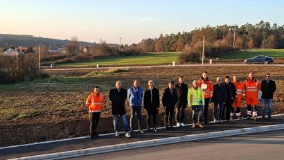 Bild: tra
Bürgermeister Hans Ram (Vierter von links) ist bei der Abnahme des neuen Baugebiets in Ensdorf mit Vertretern der beteiligten Firmen sowie Gemeinderäten und Beschäftigten der Gemeinde vor Ort.